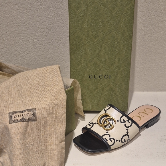 Gucci Black and Cream Logo Slides - Picture 1 of 5